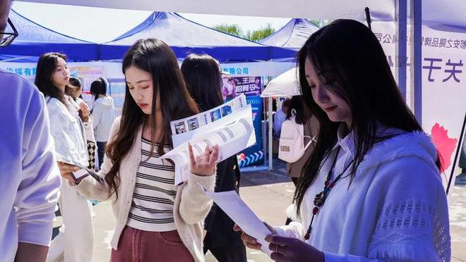 电子科技大学成都学院2024届毕业生春季双选会圆满举行(图2)