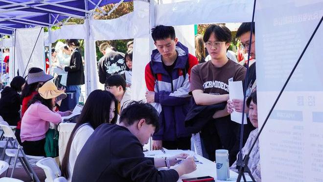 电子科技大学成都学院2024届毕业生春季双选会圆满举行(图3)