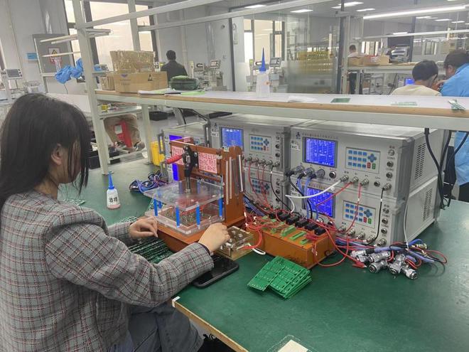 自动保护板检测设备：电子时代的隐形守护者深圳鑫达能(图1)