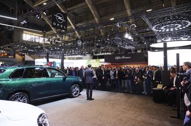 重磅零跑亮相2025布鲁塞尔车展：C10增程版正式在欧洲上市(图2)