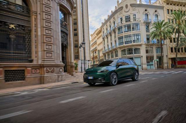 重磅零跑亮相2025布鲁塞尔车展：C10增程版正式在欧洲上市(图5)