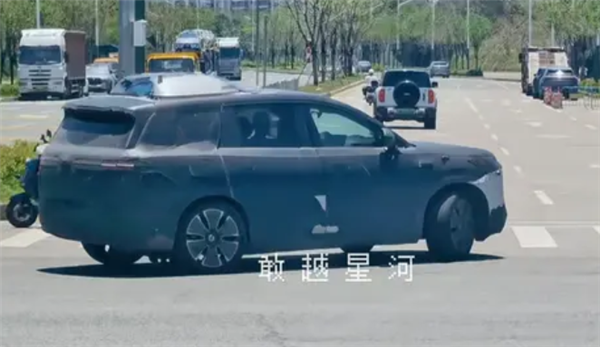 搭载灵鸢车载无人机！新款腾势N8实车曝光：预计年内发布(图2)
