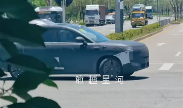 搭载灵鸢车载无人机！新款腾势N8实车曝光：预计年内发布(图1)