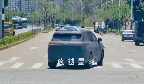 搭载灵鸢车载无人机！新款腾势N8实车曝光：预计年内发布(图3)