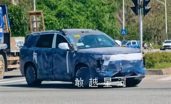 搭载灵鸢车载无人机！新款腾势N8实车曝光：预计年内发布(图4)