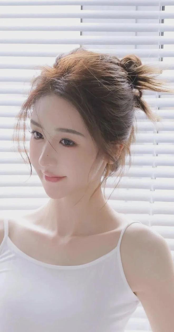 我被缩小了掉进了女神的鞋子(图1)