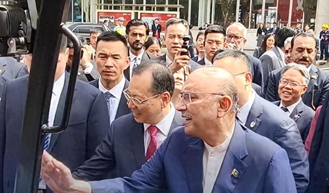 巴基斯坦总统在三一重工看傻眼了！当场喊话：我想带回家！(图1)